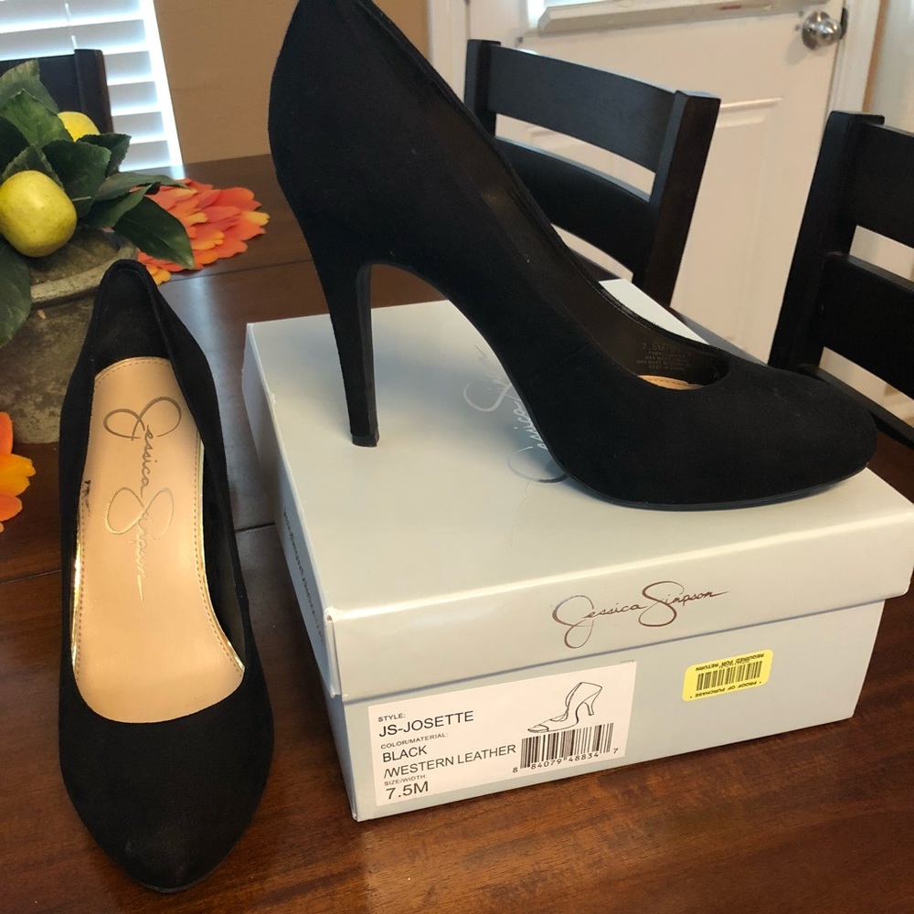 Black pumps